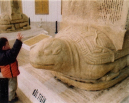 göktürk orhun abideleri anıtı yazıtı yapımı tasarımı yapım tasarım tarihi yapı ve karakterlerin röprodüksiyonları taş patine